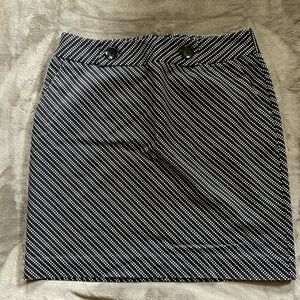 Worthington Black/White Geometrical Pattern Skit 6